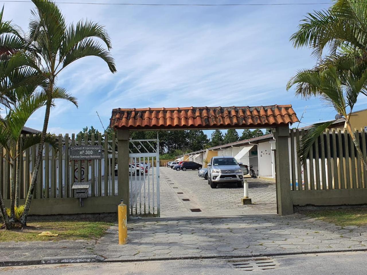 Kitnet Flamingo 31B Apartment Matinhos Bagian luar foto